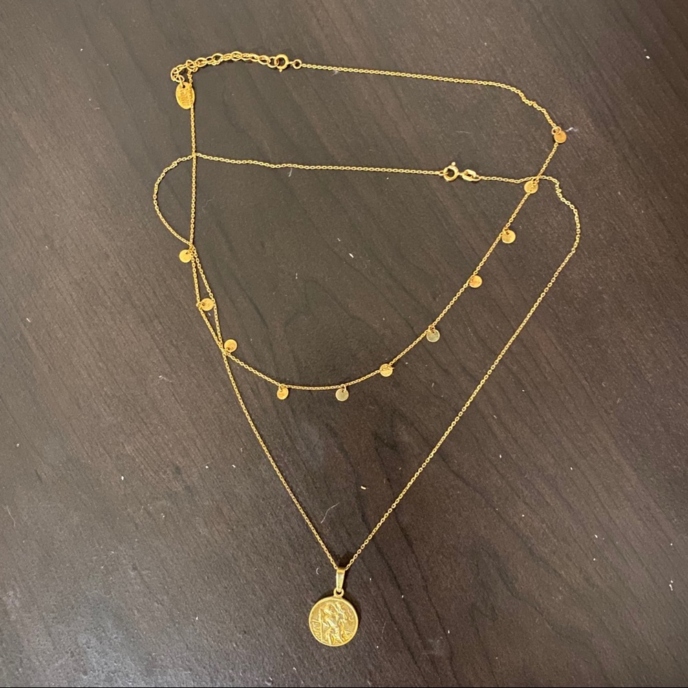 Coin pendant with a chic choker